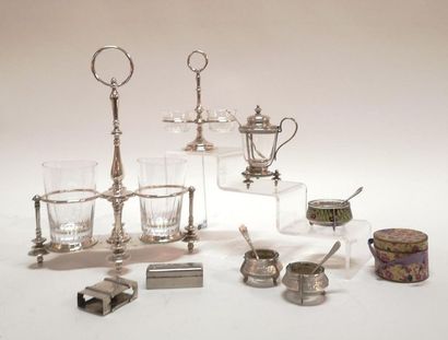 Ensemble d'argenterie et objets de vitrine:...