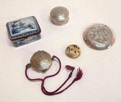 Ensemble d'objets de vitrine: netsuke en...