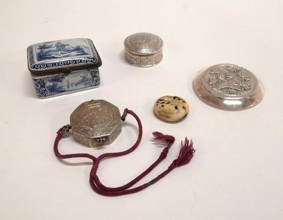 Ensemble d'objets de vitrine: netsuke en...