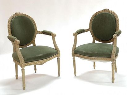 Paire de fauteuils médaillon Style Louis...