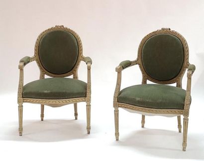 Paire de fauteuils médaillon Style Louis...