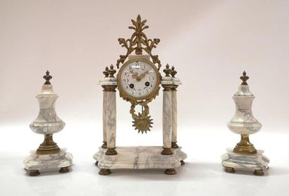 Garniture de cheminée en marbre gris et bronze:...