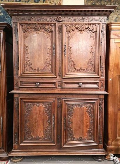 Grand buffet à deux corps en chêne finement...