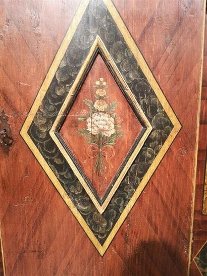 Petite armoire en sapin à décor peint de...