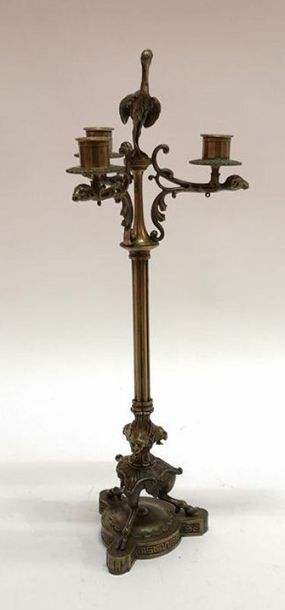 Candélabre en bronze à décor d'une cigogne,...