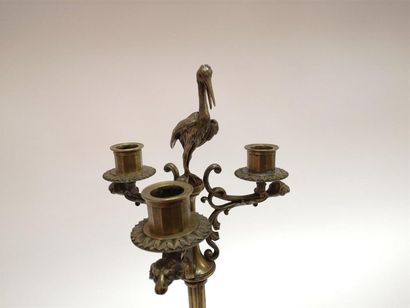 Candélabre en bronze à décor d'une cigogne,...