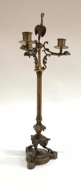 Candélabre en bronze à décor d'une cigogne,...