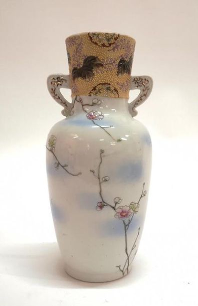 JAPON. Vase à anses en porcelaine, décor...