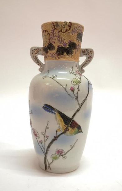 JAPON. Vase à anses en porcelaine, décor...