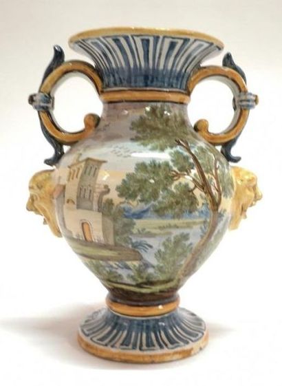 ITALIE. Vase à anses en faïence, décor de...