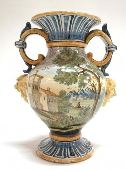 ITALIE. Vase à anses en faïence, décor de...