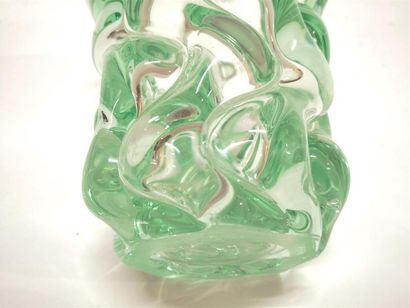 DAUM + FRANCE. Vase en cristal, signé. 21,5...
