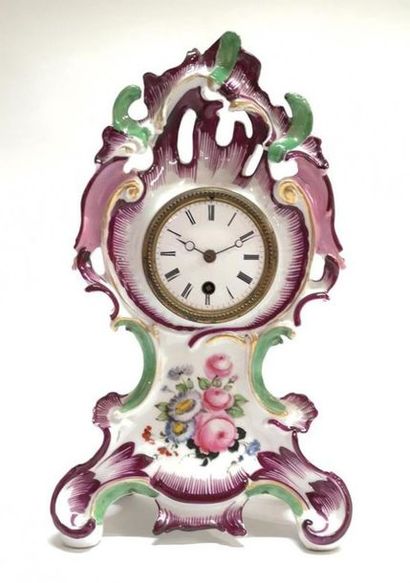 Cartel en porcelaine, décor ajouré de fleurs...