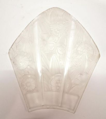 HETTIER & VINCENT. Applique en verre moulé...