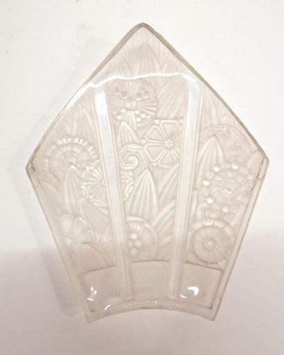 HETTIER & VINCENT. Applique en verre moulé...