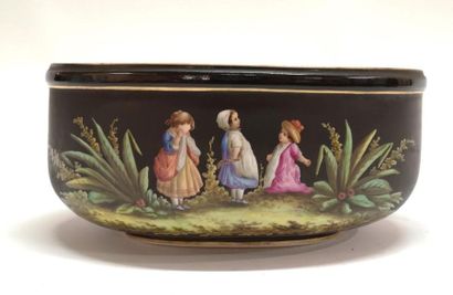 Cache-pot ovale en porcelaine, décor à fond...
