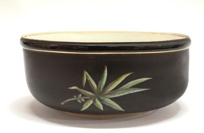 Cache-pot ovale en porcelaine, décor à fond...