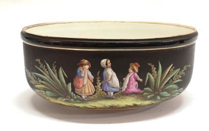 Cache-pot ovale en porcelaine, décor à fond...