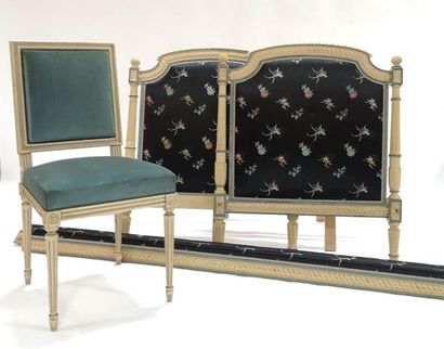 Lit en bois peint Style Louis XVI garni de...