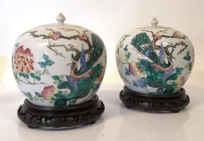 CHINE. Paire de pots à gingembre en porcelaine,...