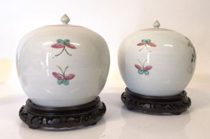 CHINE. Paire de pots à gingembre en porcelaine,...