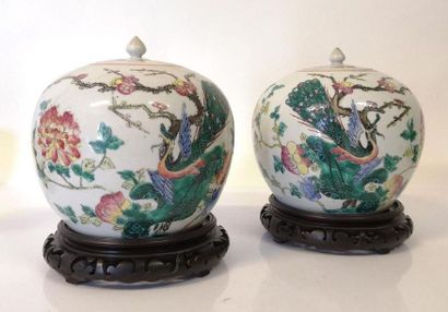 CHINE. Paire de pots à gingembre en porcelaine,...