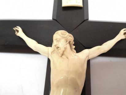 Christ en ivoire sculpté, la croix en bois...
