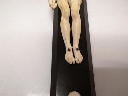 Christ en ivoire sculpté, la croix en bois...