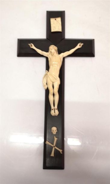 Christ en ivoire sculpté, la croix en bois...