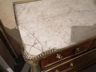 Commode en acajou à baguettes de laiton,...