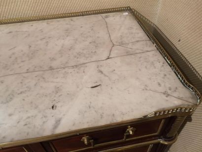 Commode en acajou à baguettes de laiton,...