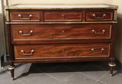 Commode en acajou à baguettes de laiton,...