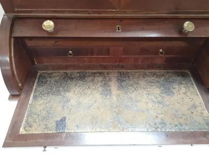 Petit bureau à cylindre en acajou, portes...