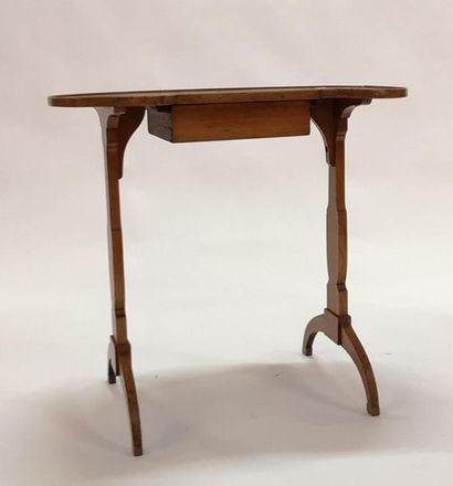 Table rognon en bois fruitier. XIXème siècle....