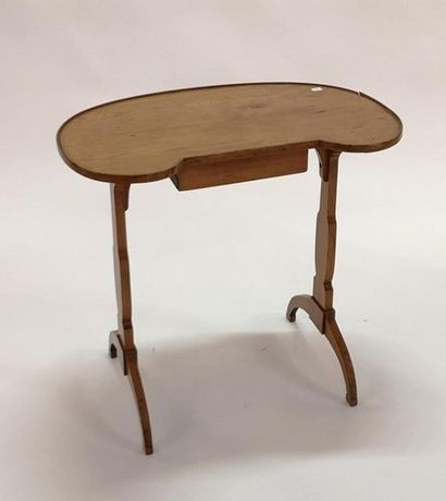 Table rognon en bois fruitier. XIXème siècle....