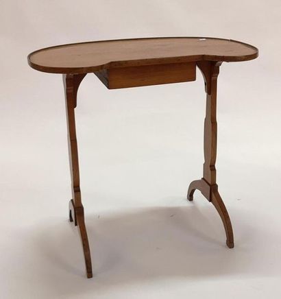 Table rognon en bois fruitier. XIXème siècle....