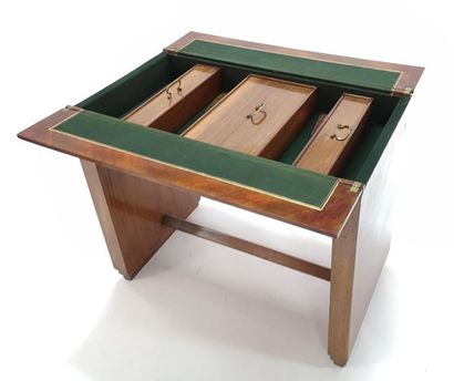 Console formant table à jeu en bois de placage...