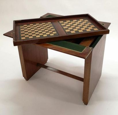 Console formant table à jeu en bois de placage...