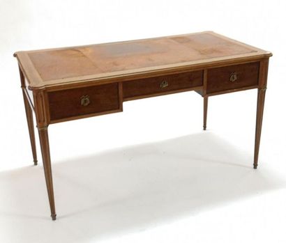 Bureau plat en acajou et moulures de brozne,...
