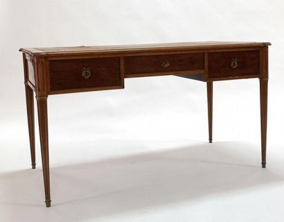 Bureau plat en acajou et moulures de brozne,...