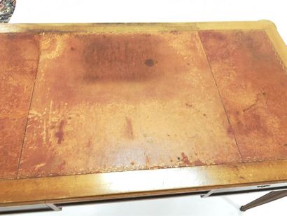Bureau plat en acajou et moulures de brozne,...