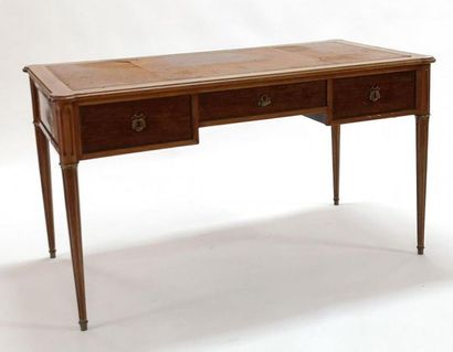Bureau plat en acajou et moulures de brozne,...