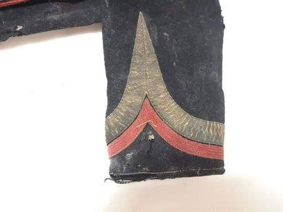 Boléro et gilet de zouave (3e 70), état moyen
Expert:...