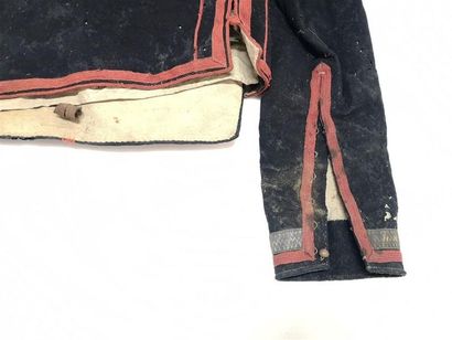 Boléro et gilet de zouave (3e 70), état moyen
Expert:...
