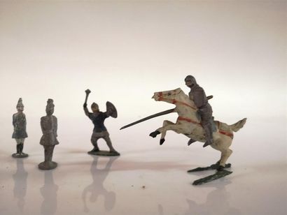 Lot de 5 soldats dont 2 cavaliers Renaissance
Expert:...