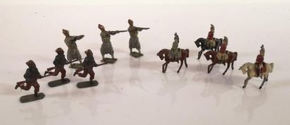 Lot de 9 soldats en alliage de plomb: cavaliers...