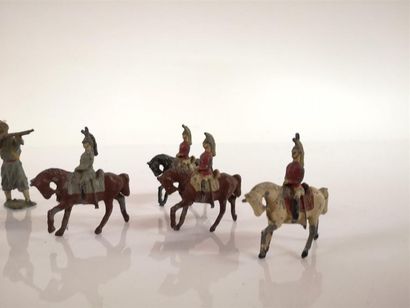 Lot de 9 soldats en alliage de plomb: cavaliers...