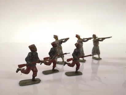 Lot de 9 soldats en alliage de plomb: cavaliers...