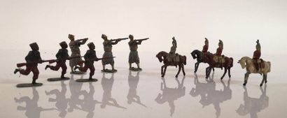 Lot de 9 soldats en alliage de plomb: cavaliers...