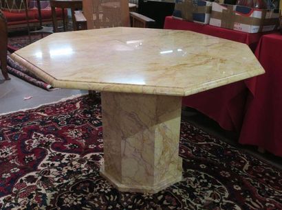 Table octogonale en marbre beige veiné rose....